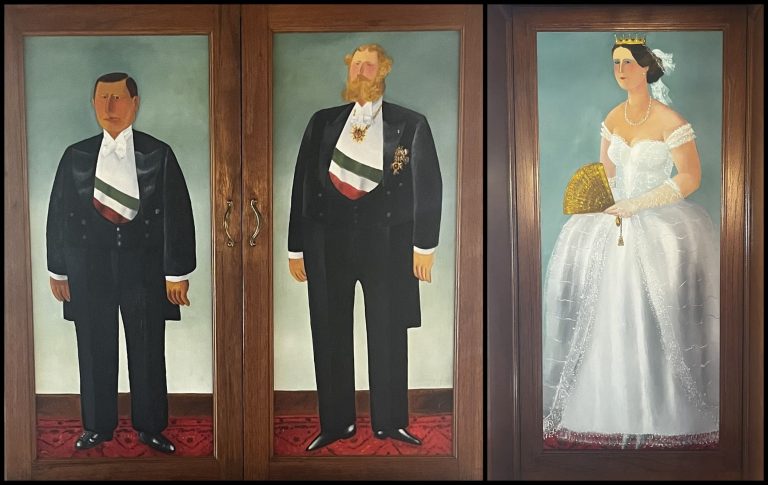 Armario con óleos de Benito Juárez, Maximiliano y Carlota